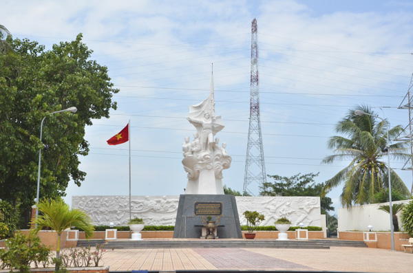 Tượng đài liệt sĩ cầu Cỏ May ghi nhớ những anh hùng liệt sĩ đã hy sinh trong trận quyết chiến giải phóng TP.Vũng Tàu năm 1975. 