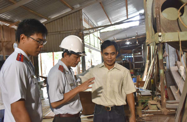 Đoàn Thanh tra chỉ ra sai phạm tại xưởng sản xuất của Công ty TNHH Nam Lào (TP.Vũng Tàu). Ảnh: NHÃ UYÊN