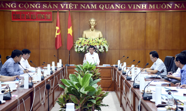 Ông Nguyễn Hồng Lĩnh, Ủy viên Trung ương Đảng, Bí thư Tỉnh ủy, Chủ tịch HĐND tỉnh phát biểu chỉ đạo tại hội nghị.
