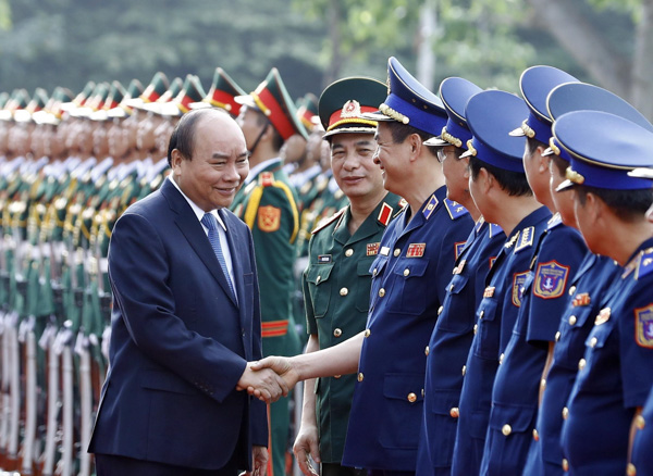  Thủ tướng Nguyễn Xuân Phúc với các cán bộ, sĩ quan chỉ huy của Bộ Tư lệnh Cảnh sát biển Việt Nam. Ảnh: THỐNG NHẤT 