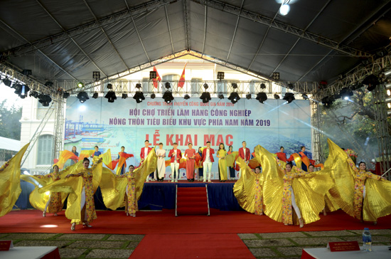 Tiết mục ca múa “Người Việt Nam ưu tiên dùng hàng Việt Nam” tại lễ khai mạc Hội chợ.