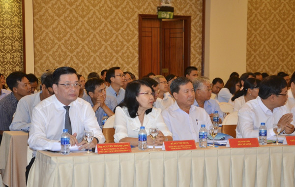Ông Nguyễn Thành Long, Phó Chủ tịch UBND tỉnh (bìa trái) và bà Bùi Thị Dung, Giám đốc Sở Công thương tỉnh BR-VT (thứ 2, từ trái qua) tham dự hội nghị.