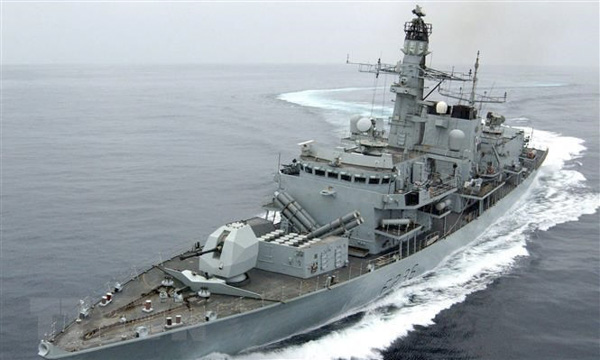 Tàu khu trục HMS Montrose của Hải quân Hoàng gia Anh được cho là đã phát tín hiệu cảnh báo khi các tàu Iran tiếp cận tàu chở dầu Heritage ở eo biển Hormuz, ngày 10/7/2019. (Ảnh EPA)