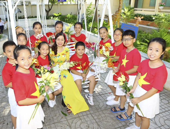 Cô Vũ Thị Việt Hoa cùng các em HS Trường TH Quang Trung TP. Vũng Tàu.
