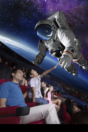 Khách xem phim về vũ trụ tại rạp chiếu film 7D-fulldome.