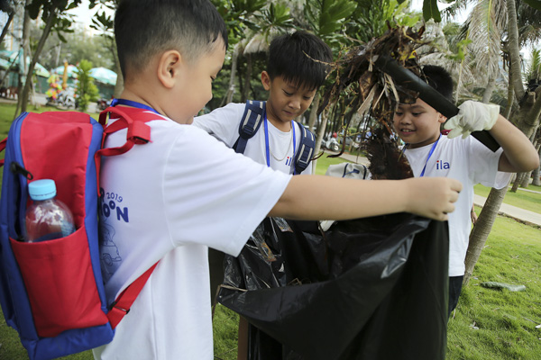 Các học viên ILA nhặt rác tại Công viên Bãi Trước.