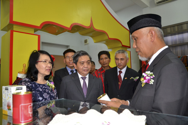 Ông Lê Tuấn Quốc, Phó Chủ tịch UBND tỉnh (thứ 2 từ trái sang) và ông Hanis Salim, Tổng lãnh sự Indonesia tại TP. Hồ Chí Minh (bìa phải) cùng các đại biểu tham quan phòng trưng bày XTTM TP. Padang.