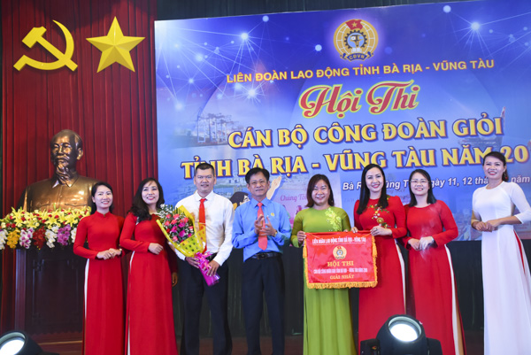 Ông Châu Văn Thắng, Chủ tịch LĐLĐ tỉnh trao giải Nhất cho Công Đoàn Ngành Giáo dục.