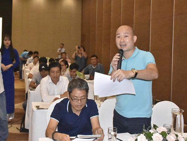Ông Trần Huy Đức, Trưởng Phòng Tổ chức thi đấu, Liên đoàn Bóng đá Việt Nam phát biểu tại buổi họp báo.
