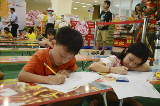 Các bé tham gia cuộc vẽ tranh Siêu cọ nhí “Xanh trong mặt bé là gì?” tại Siêu thị Lotte Mart Vũng Tàu chiều 13/7.