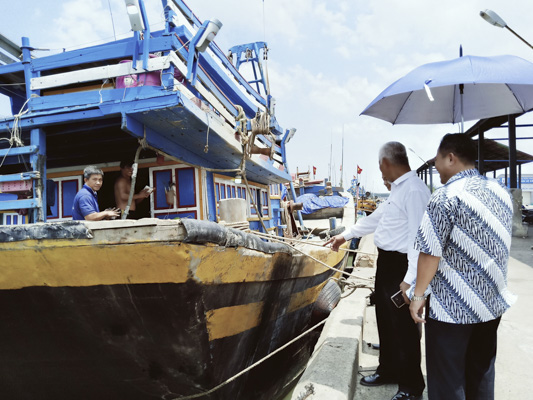 Đoàn công tác TP. Padang thăm quan cảng cá Lộc An.