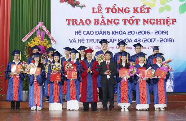 Ông Hồ Cảnh Hạnh, Hiệu trưởng Trường CĐ Sư phạm BR-VT trao bằng tốt nghiệp cho SV hệ cao đẳng khóa 20.