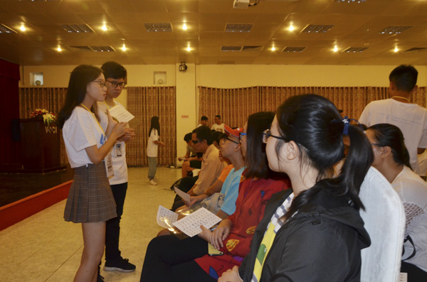 Các bạn trẻ Youth of Vung Tau hướng dẫn những người có mặt làm quen với chữ nổi Braille.