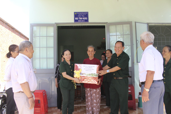 Ông Nguyễn Như Hải, Chủ tịch Hội Cựu TNXP tỉnh tặng quà  cho bà Phan Thị Bỉ trong lễ bàn giao nhà tình nghĩa.