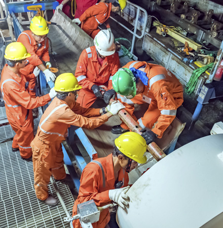 Kỹ sư, công nhân Công ty Đường ống dẫn khí Nam Côn Sơn sửa chữa, bảo dưỡng đường ống dẫn khí.