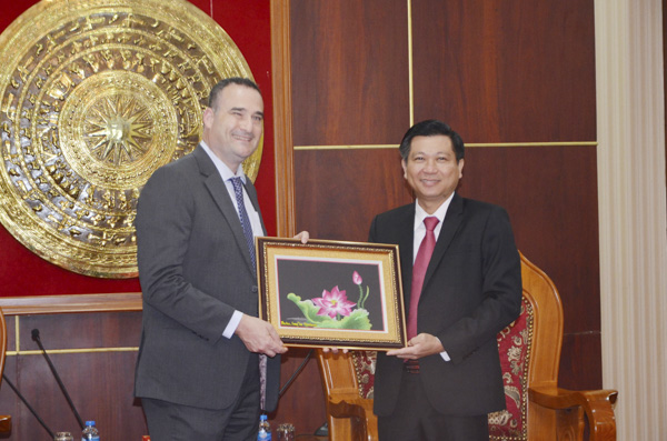 Ông Trần Văn Tuấn, Phó Chủ tịch UBND tỉnh tặng quà lưu niệm cho ông Kyle Nunas, Tổng lãnh sự Canada tại TP.Hồ Chí Minh nhân chuyến thăm.