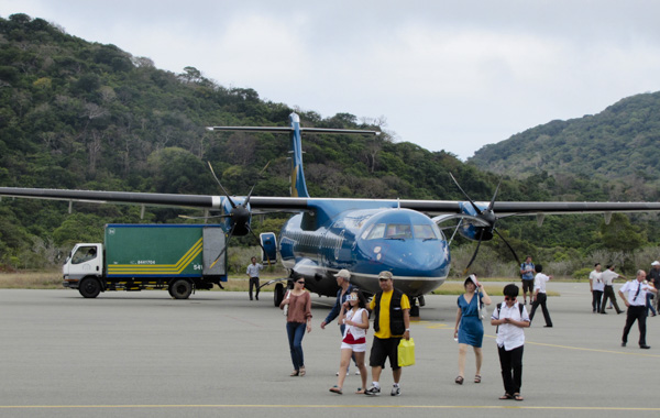 Sân bay Côn Đảo hiện chỉ đủ điều kiện tiếp nhận máy bay ATR72. Trong ảnh: Khách đến Côn Đảo bằng đường hàng không. 