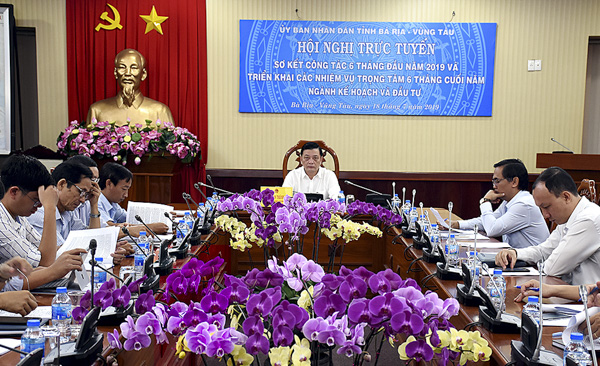 Ông Nguyễn Thành Long, Phó Chủ tịch UBND tỉnh (giữa) tham dự hội nghị tại điểm cầu BR-VT.