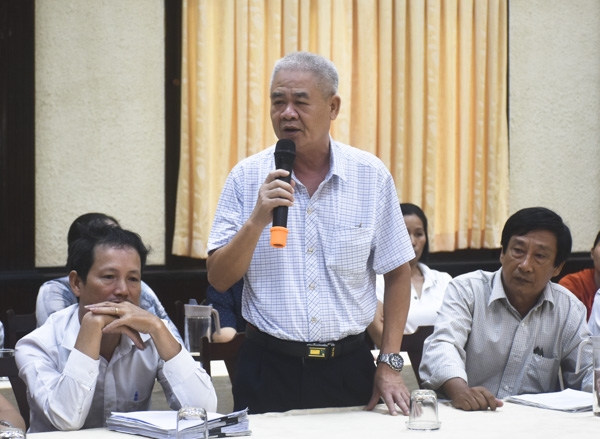 Ông Bùi Văn Thể, đại diện 28 hộ dân phát biểu ý kiến tại buổi đối thoại.