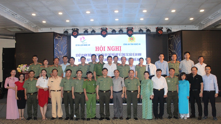 Các đại biểu chụp ảnh lưu niệm