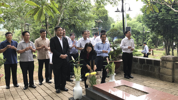 Đoàn Công tác của tỉnh viếng mộ Cố Tổng Bí thư Lê Hồng Phong.