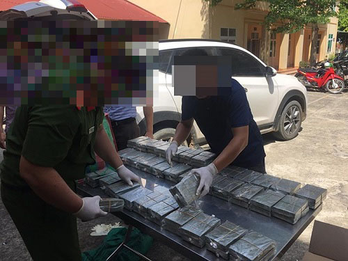 Cơ quan chức năng kiểm đếm 100 bánh heroin phục vụ công tác điều tra