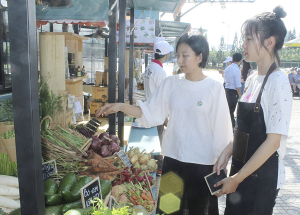 Khách hàng tham quan, mua các sản phẩm rau củ quả sạch tại gian hàng Mộc Lan Food (TP.Vũng Tàu).