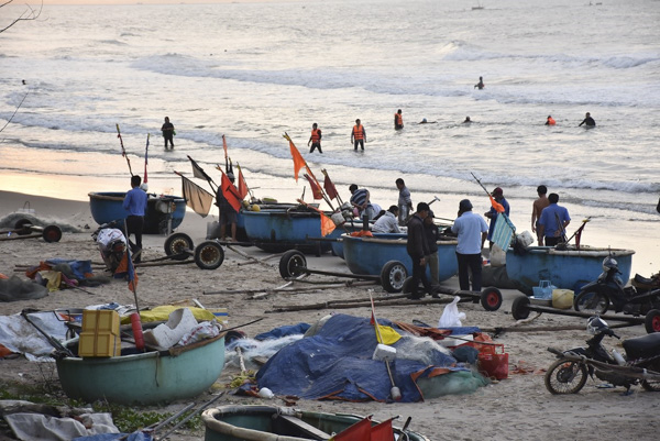 Hàng chục thuyền thúng hành nghề lưới ghẹ tại bãi tắm Thủy Tiên.