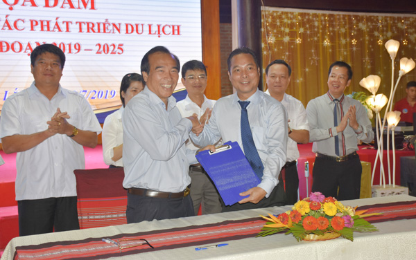 Ông Phạm Ngọc Hải, Chủ tịch HHDL BR-VT (hàng trên, bên phải) và ông Võ Văn Tâm, Chủ tịch HHDL Đắk Lắk trao đổi bản hợp tác du lịch giữa hai tỉnh. 