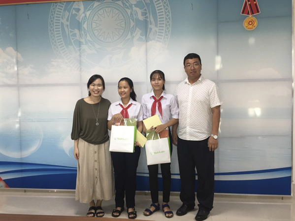 Gia đình ông Kim Jeon Ha trao học bổng cho 2 HS Hoàng Thị Hồng Đào và  Nguyễn Thị Phượng.