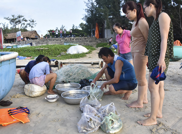 Hoạt động mua bán hải sản diễn ra trực tiếp trên bãi tắm Thủy Tiên.