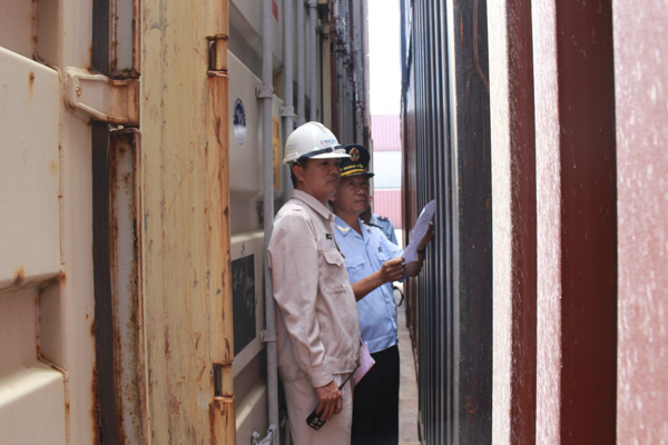 Hàng hóa thông quan tại cụm cảng Cái Mép - Thị Vải hiện được kiểm tra chủ yếu bằng phương pháp thủ công. Trong ảnh: Kiểm tra hàng container tại Cảng Cái Mép.