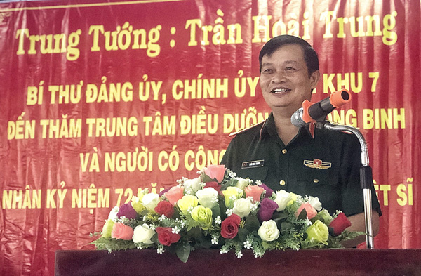 Trung tướng Trần Hoài Trung, Chính ủy Quân khu 7 thông tin đến các thương binh, bệnh binh về tình hình an ninh chính trị trên địa bàn Quân khu 7.