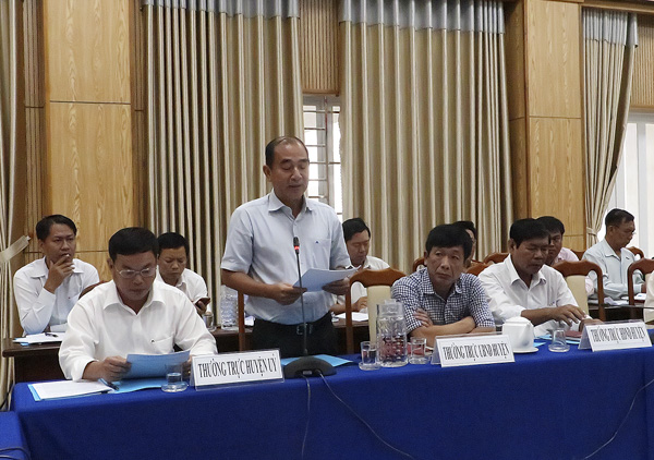 Ông Lâm Văn Hồng, Phó Chủ tịch UBND huyện Long Điền báo cáo tóm lược tình hình phát triển kinh tế - xã hội của huyện 6 tháng đầu năm 2019.