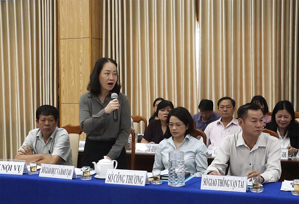 Bà Trần Ngọc Đan Châu, Phó Giám đốc Sở GD-ĐT phát biểu về kiến nghị bố trí 21 nhân viên y tế tại các trường TH và THCS trên địa bàn huyện Long Điền.