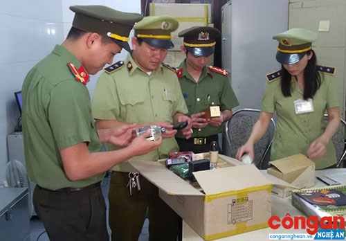 Lực lượng Công an phối hợp với Quản lý thị trường kiểm tra lô hàng không rõ nguồn gốc xuất xứ