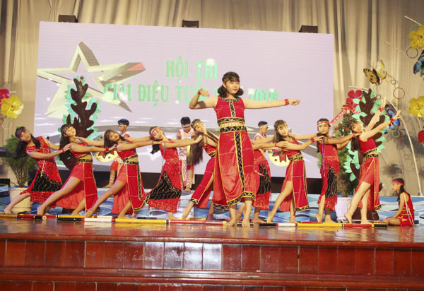 Tiết mục hát múa “Mái trường Tây Nguyên” do Đội Văn nghệ thiếu nhi khối THCS TP.Vũng Tàu biểu diễn tại hội thi.