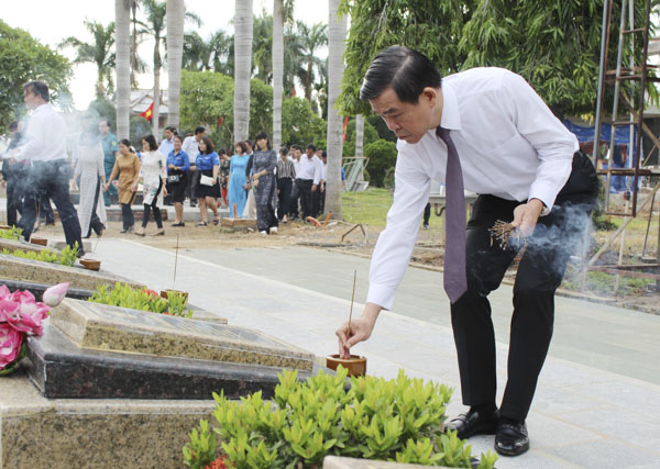 Ông Nguyễn Hồng Lĩnh, Ủy viên Trung ương Đảng, Bí thư Tỉnh ủy, Chủ tịch HĐND tỉnh thắp nhang trên các phần mộ liệt sĩ.