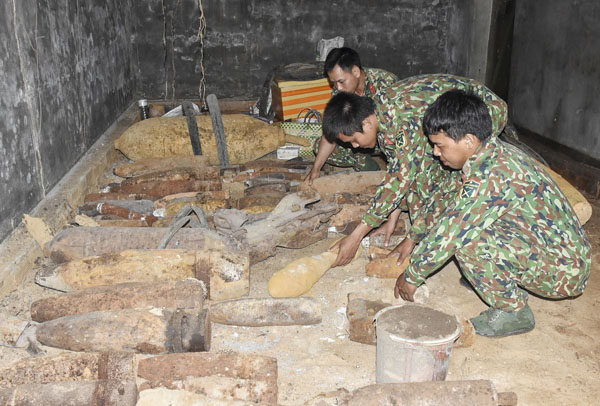 Các loại bom mìn, đạn pháo được lực lượng công binh, kỹ thuật Bộ CHQS tỉnh thu gom về Trường bắn Tam Phước (huyện Long Điền). 