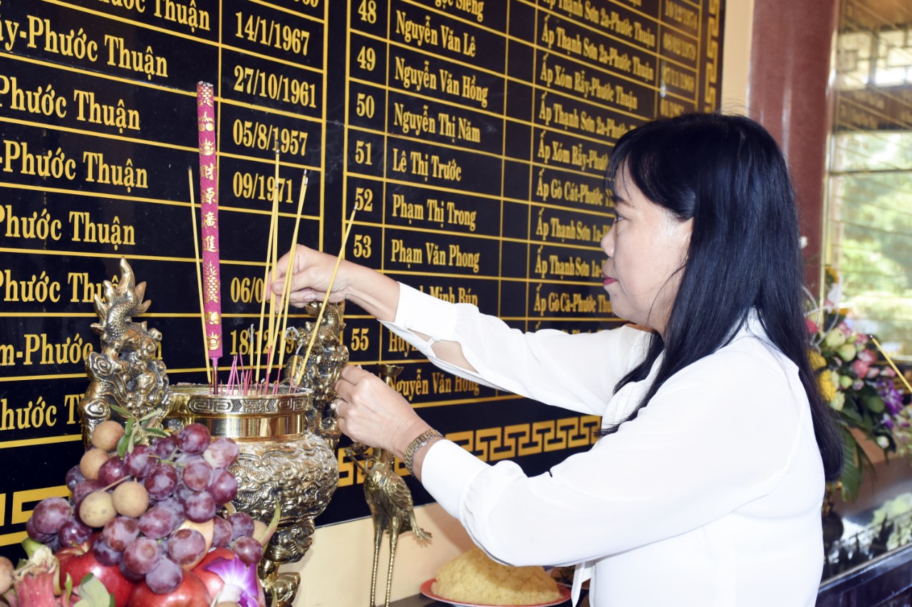 Bà Đỗ Nguyễn Hoàng Dung, Quyền Tổng Biên tập Báo BR-VT thắp hương tưởng niệm anh hùng liệt sĩ tại Đền thờ Liệt sĩ liên xã Phước Thuận-TT. Phước Bửu.