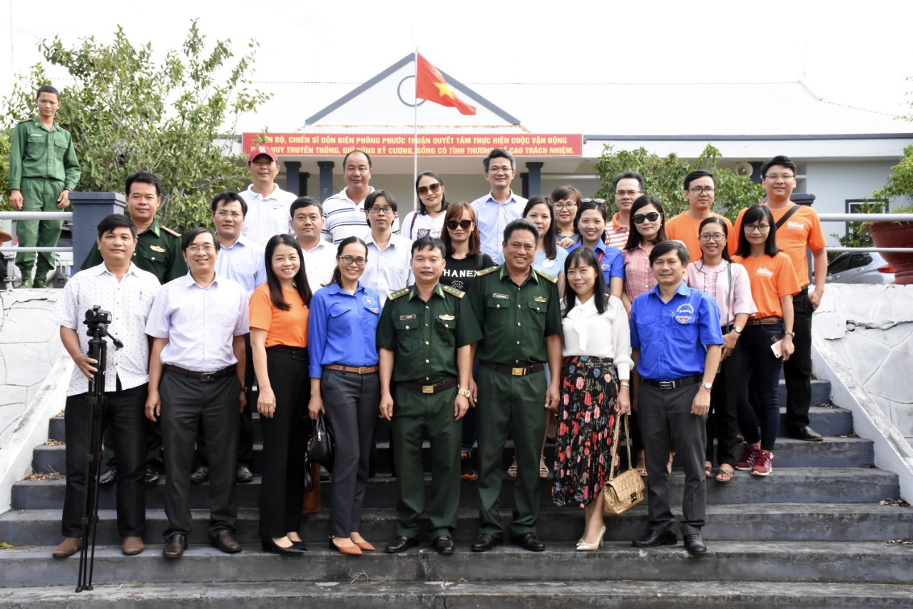 Chi bộ, Chi đoàn Báo BR-VT chụp hình lưu niệm với Đồn Biên phòng Phước Thuận và Đoàn xã Phước Thuận.