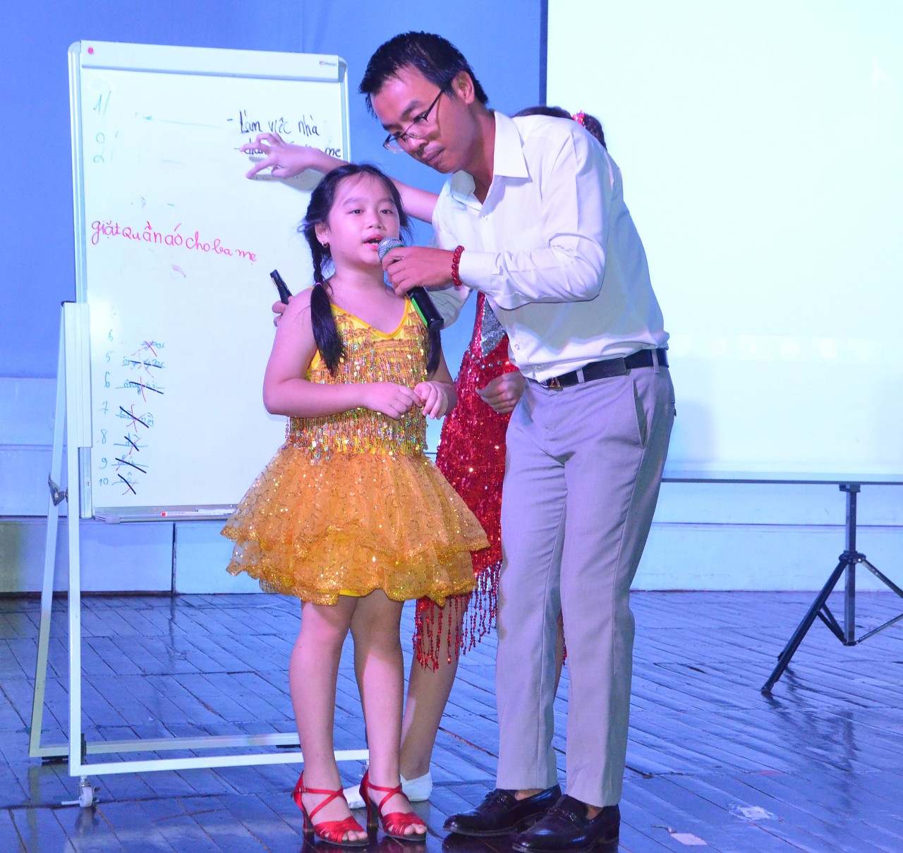 HS chia sẻ về những việc làm để ba mẹ vui lòng với ông Bùi Tiến Hưng, Giám đốc Công ty TNHH Thiên Niên Kỷ (TP.Hồ Chí Minh) trong chương trình giáo dục kỹ năng sống.