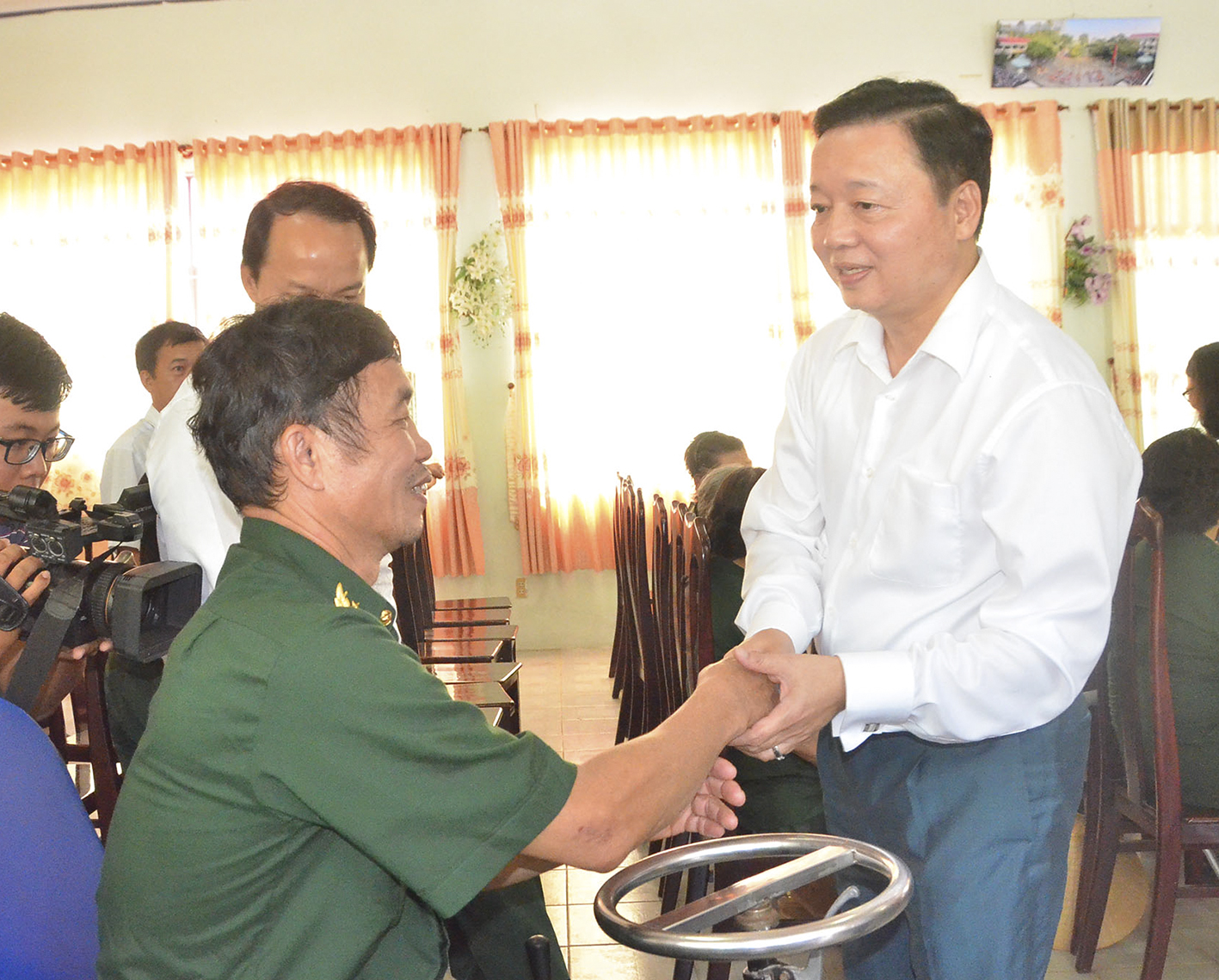  Ông Trần Hồng Hà, Bộ Trưởng Bộ TN-MT thăm hỏi, động viên ông Nguyễn Đình Chiểu, thương binh 1/4 tại Trung tâm Điều dưỡng thương binh và người có công Long Đất.