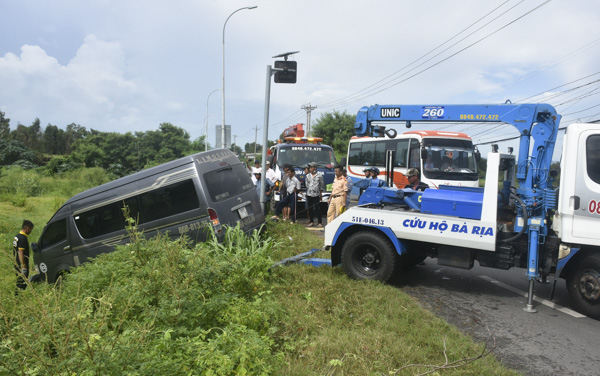 Lực lượng chức năng có mặt xử lý vụ tai nạn. 
