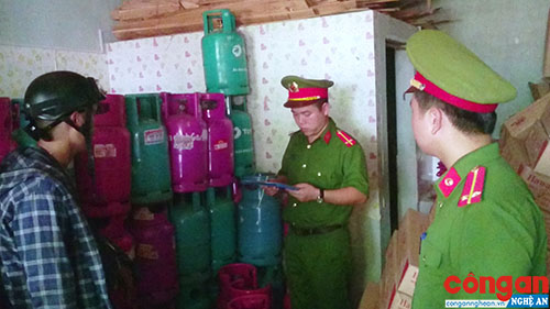 Cán bộ Đội Cảnh sát Phòng cháy chữa cháy và cứu nạn cứu hộ Công an TP Vinh đọc biên bản tạm giữ toàn bộ tang vật