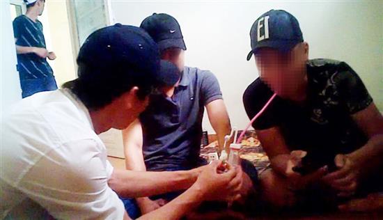 Người nghiện có hành vi tổ chức lôi kéo người khác sử dụng trái phép chất ma túy thì nên xử lý hình sự - Ảnh minh họa