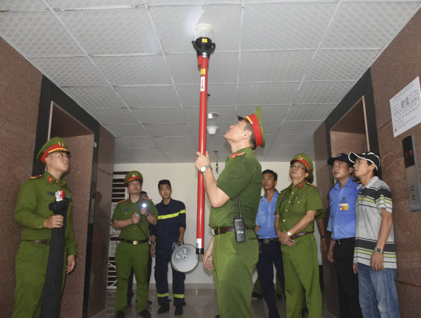 Lực lượng Cảnh sát PCCC và CNCH - Công an tỉnh kiểm tra hệ thống báo cháy tự động tại cung cư OSC Land  (110, Võ Thị Sáu, phường Thắng Tam, TP.Vũng Tàu).