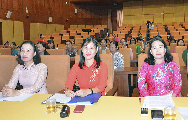Bà Nguyễn Thị Yến, Phó Bí thư Thường trực Tỉnh ủy, Trưởng Đoàn Đại biểu Quốc hội tỉnh (bìa phải) dự hội nghị.