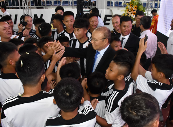 : HLV trưởng đội tuyển bóng đá Việt Nam Park Hang Seo được các cầu thủ nhí Học viện bóng đá Juventus Việt Nam chào đón nồng nhiệt.