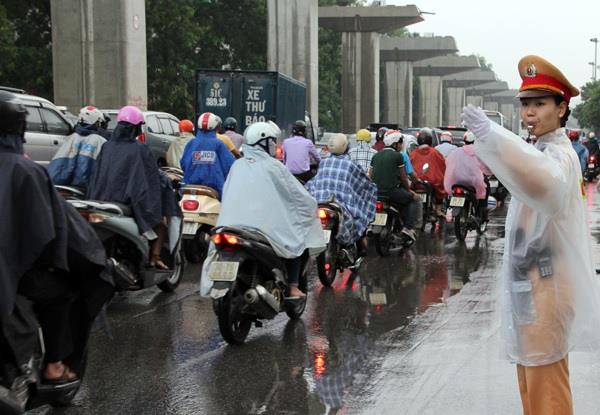 CSGT đội mưa, phân luồng hướng dẫn phương tiện.